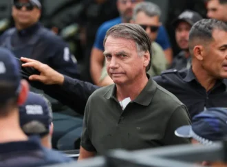 Bolsonaro tem 24 horas para justificar arma em casa durante prisão domiciliar, determina Moraes