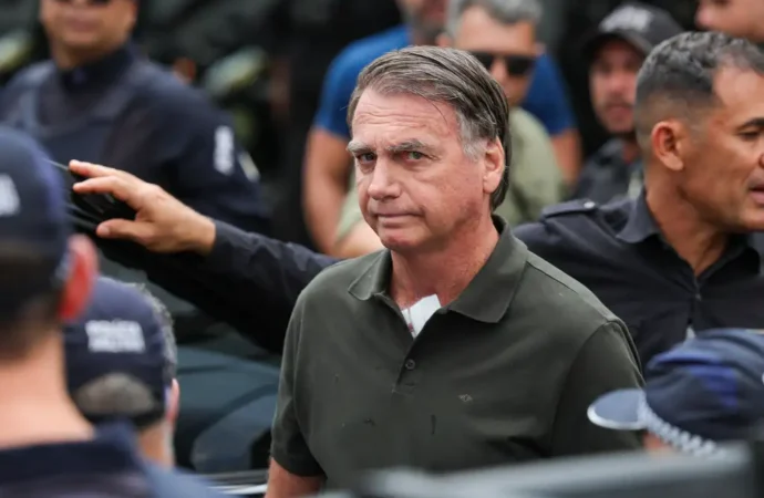 Bolsonaro tem 24 horas para justificar arma em casa durante prisão domiciliar, determina Moraes