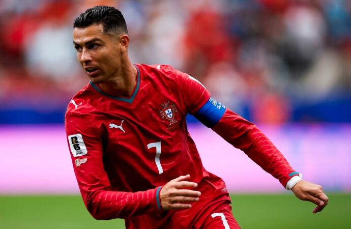 Cristiano Ronaldo lamenta empate de Portugal em estreia: “Cabeça erguida”