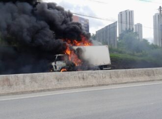 Caminhão pega fogo na BR-230 e trecho é interditado em Campina Grande