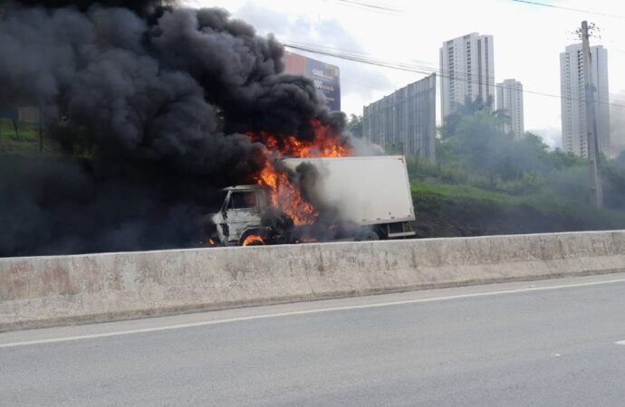 Caminhão pega fogo na BR-230 e trecho é interditado em Campina Grande