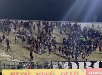 Torcida do Botafogo-PB briga durante partida contra a Volta Redonda