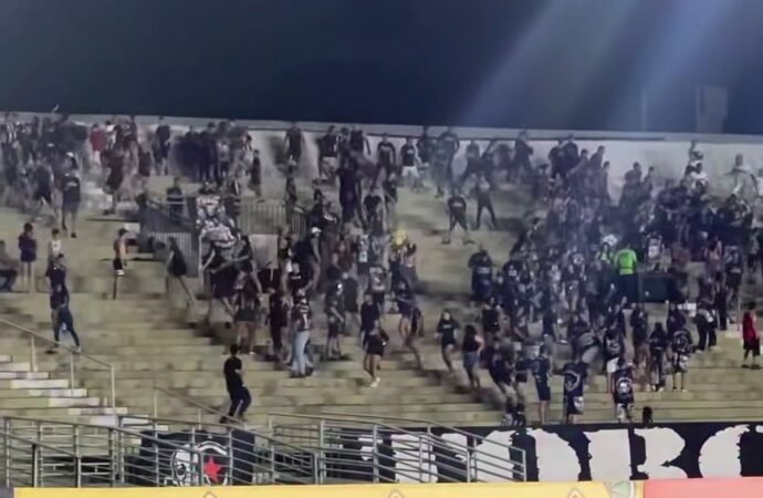 Torcida do Botafogo-PB briga durante partida contra a Volta Redonda