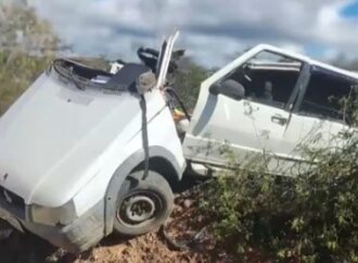 Idoso morre em grave colisão entre carro e caminhão na BR-230