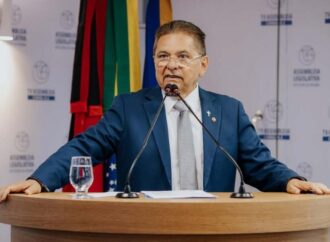 Adriano Galdino ironiza eventual desempenho de Efraim Filho na disputa pelo Governo