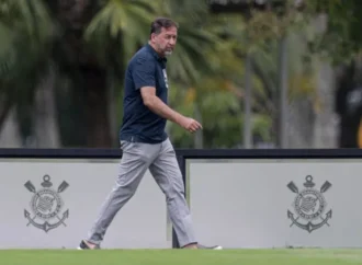 Corinthians vota expulsão de Augusto Melo