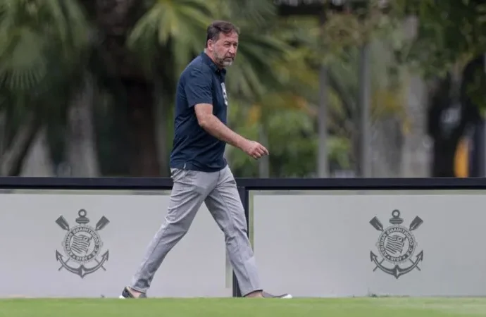 Corinthians vota expulsão de Augusto Melo