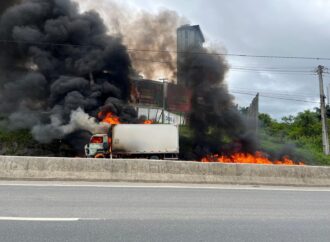 Caminhão pega fogo na BR-230 e interdita entrada de Campina Grande