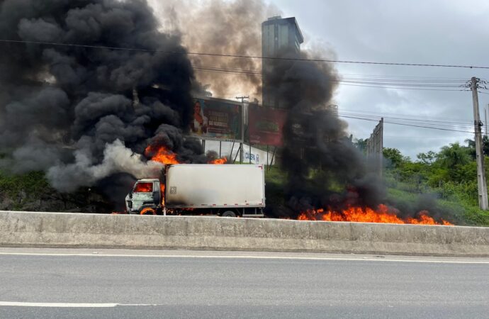 Caminhão pega fogo na BR-230 e interdita entrada de Campina Grande