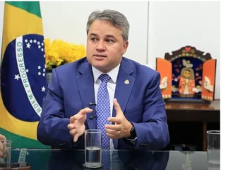 Efraim Filho reage à ação do MPE e nega propaganda antecipada: “Não subi ao palco”