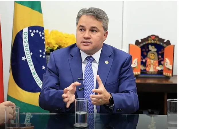 Efraim Filho reage à ação do MPE e nega propaganda antecipada: “Não subi ao palco”