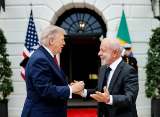 Lula e Trump se cumprimentam durante evento social no G7