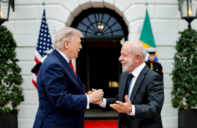 Lula e Trump se cumprimentam durante evento social no G7