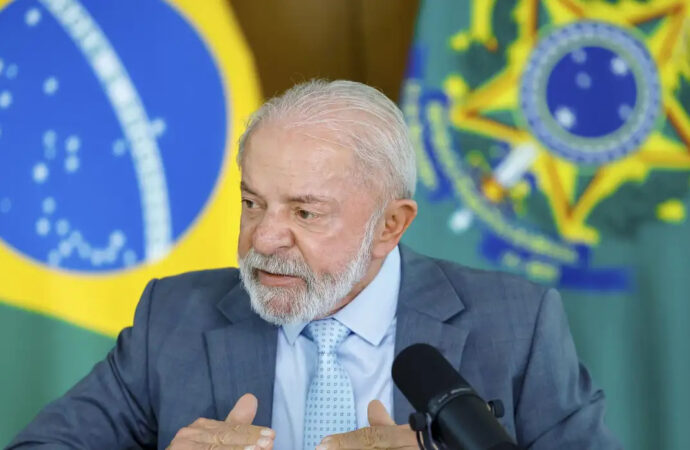 Em jornal americano, Lula critica postura dos EUA após novas tarifas