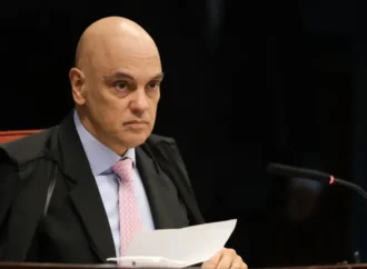 Flávio Bolsonaro pede ao STF que Moraes seja declarado suspeito para julgar Vorcaro e Master