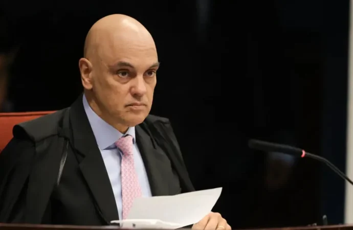 Flávio Bolsonaro pede ao STF que Moraes seja declarado suspeito para julgar Vorcaro e Master