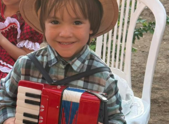 criança viraliza nas redes sociais cantando sucessos do forró