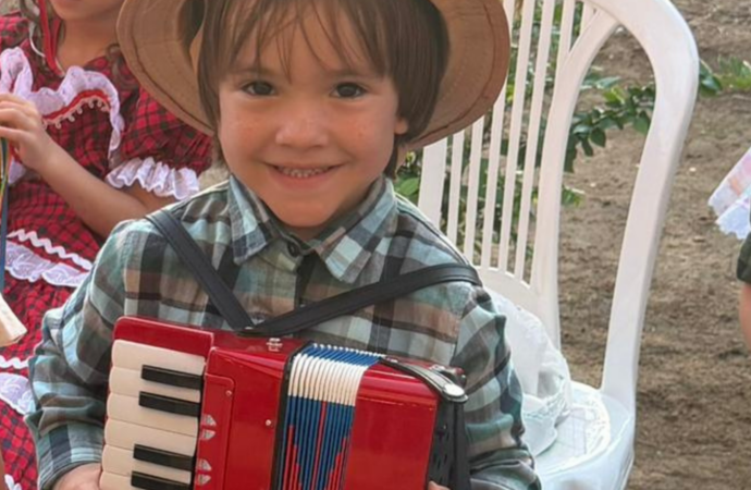 criança viraliza nas redes sociais cantando sucessos do forró