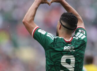 México estreia com vitória sobre África do Sul em jogo com três expulsões