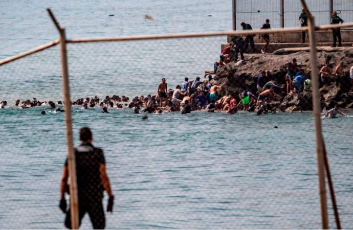 Cerca de 69,5 mil migrantes estão retornando a Marrocos vindos de Ceuta