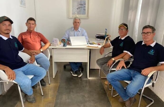 Vice-prefeito Cajó recebe secretário e integrantes da Secretaria de Agricultura para discutir ações