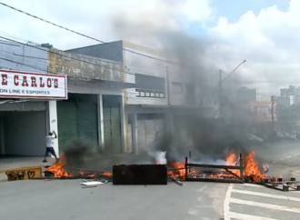 Comerciantes bloqueiam rua durante protesto em frente ao Mercado Central de João Pessoa