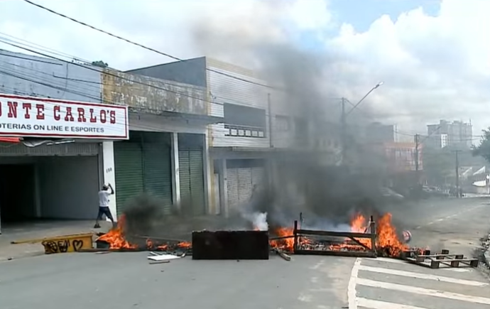 Comerciantes bloqueiam rua durante protesto em frente ao Mercado Central de João Pessoa
