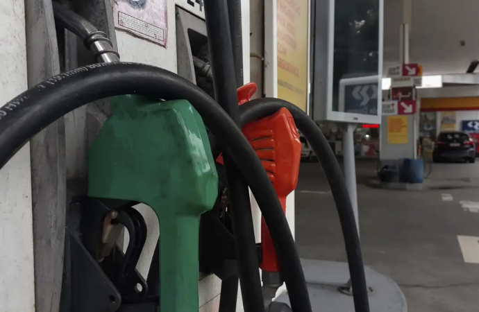 Gasolina com 32% de etanol deve ser R$ 0,03 mais barata, diz ministro