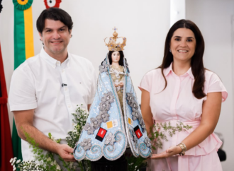 Leo Bezerra recebe imagem de Nossa Senhora das Neves e destaca fé no serviço público