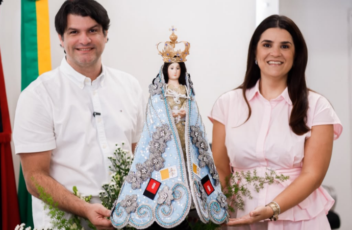 Leo Bezerra recebe imagem de Nossa Senhora das Neves e destaca fé no serviço público