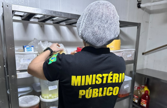MP autua dois restaurantes e apreende alimentos impróprios para consumo, em João Pessoa