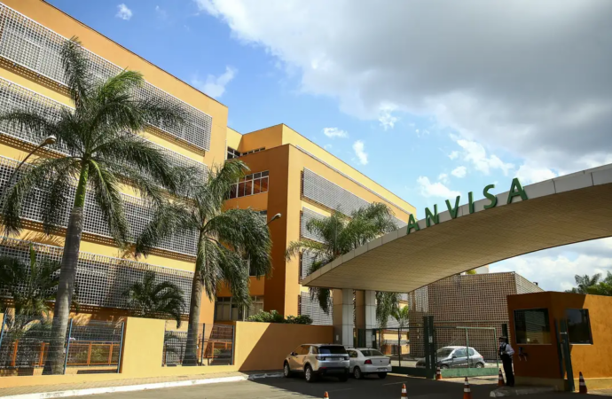 Anvisa suspende venda de energético e água; saiba marcas