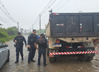 Caminhões são apreendidos em operação contra descarte irregular de resíduos, em João Pessoa