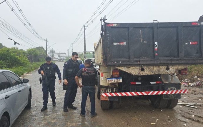 Caminhões são apreendidos em operação contra descarte irregular de resíduos, em João Pessoa