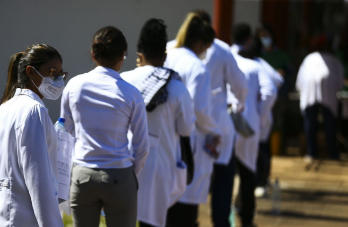 Edital abre 52 vagas para médicos especialistas na Paraíba; saiba como se inscrever