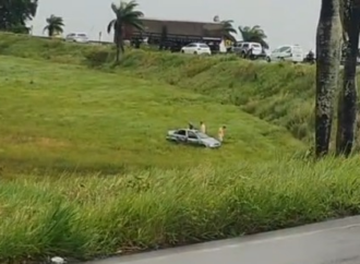 Família fica ferida após carro capotar na BR-230, em Santa Rita