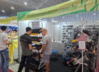 Após 15 anos, Chinelo Yoto retorna à BMB e presenteia clientes antigos com troca gratuita de calçados