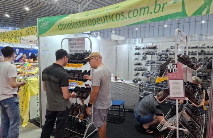 Após 15 anos, Chinelo Yoto retorna à BMB e presenteia clientes antigos com troca gratuita de calçados
