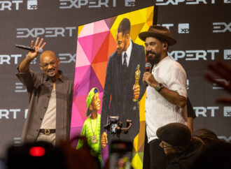Will Smith recebe homenagem de Eduardo Kobra durante a Expert XP, em São Paulo