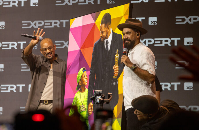 Will Smith recebe homenagem de Eduardo Kobra durante a Expert XP, em São Paulo