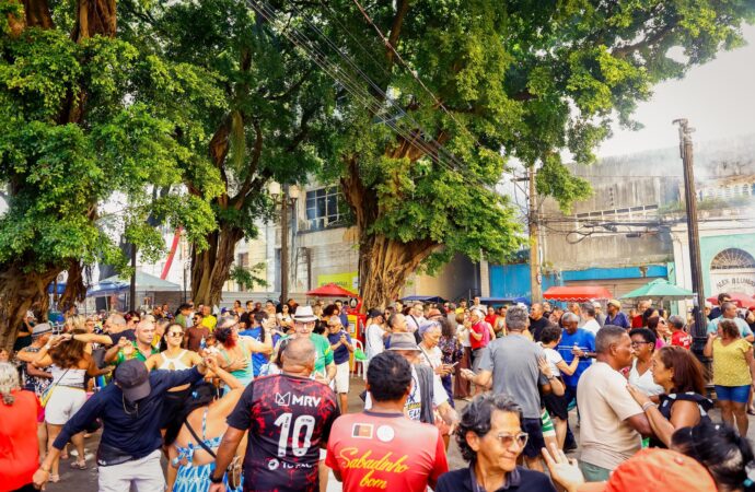 Juliana Almeida embala o Sabadinho Bom com clássicos do samba
