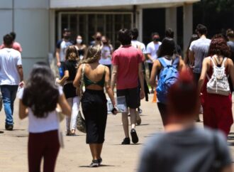 Governo amplia bolsas para permanência de estudantes paraibanos nas universidades