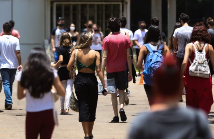 Governo amplia bolsas para permanência de estudantes paraibanos nas universidades
