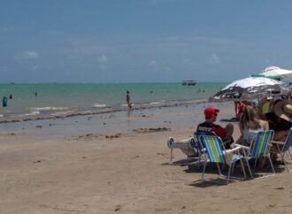 Condomínio é investigado por suspeita de despejamento de esgoto no mar, em Camboinha