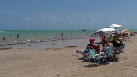 Condomínio é investigado por suspeita de despejamento de esgoto no mar, em Camboinha