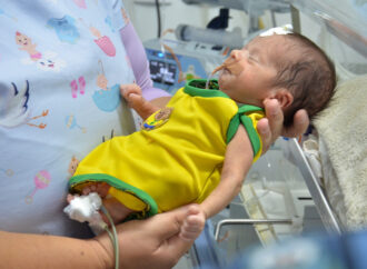 Recém-nascidos ganham mimos da Copa no UTI Neonatal do ISEA de Campina