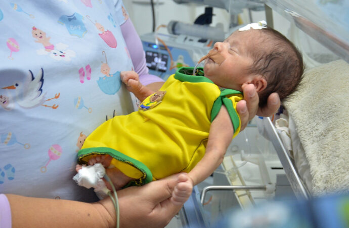 Recém-nascidos ganham mimos da Copa no UTI Neonatal do ISEA de Campina