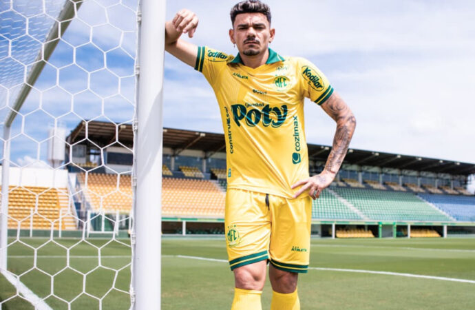 Livre no mercado, Tiquinho Soares entra na mira do Sport após rescindir com o Santos
