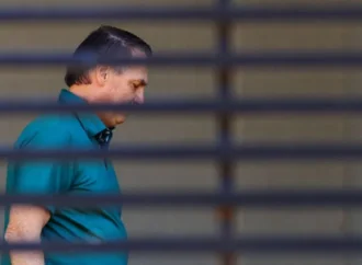 Bolsonaro tem efeitos colaterais de medicamentos, diz relatório médico
