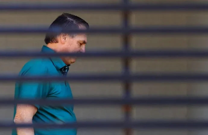 Bolsonaro tem efeitos colaterais de medicamentos, diz relatório médico